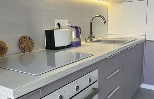 Кухонный гарнитур в лавандовом цвете от дизайнера