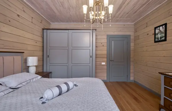 Серые двери в доме из бруса