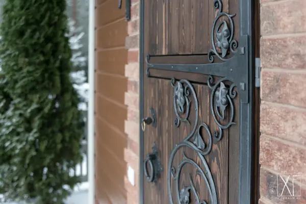 Декоративные кованные элементы и механический замок для двери в погреб