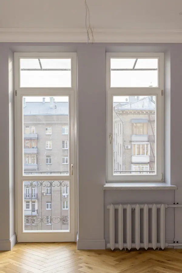 Окна из лиственницы, подоконники и столешница из искусственного камня