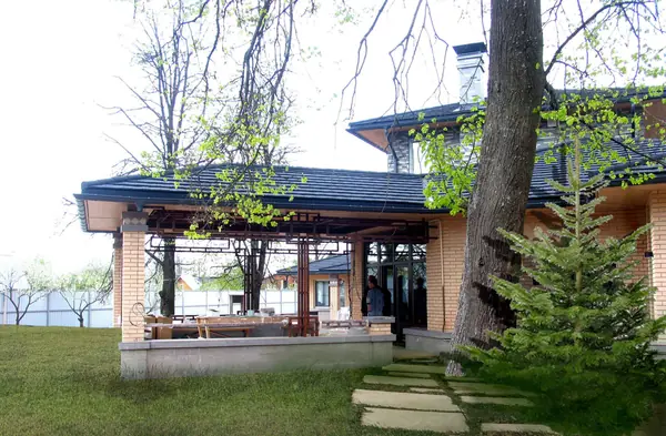 Жилой дом в г.Звенигороде Москоской области. В соавторстве с Сабырбаевым К.