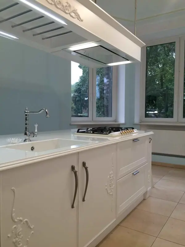 Остров с интегрированной кварцевой мойкой из кварцевого камня