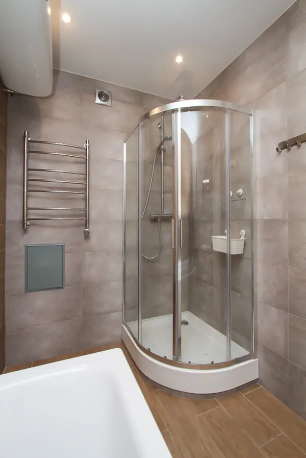 Квартира в современном стиле с яркими цветовыми акцентами.