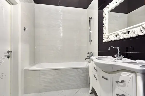 Дуплекс в трех уровнях и чёрно-белых тонах.