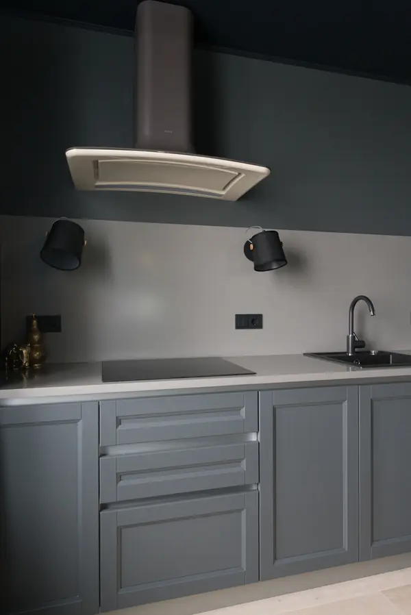 Кухня в антрацитовом цвете для молодого парня