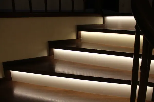 Лестница с подсветкой ступенй