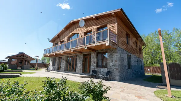 Дом в стиле шале на берегу Правдинского озера