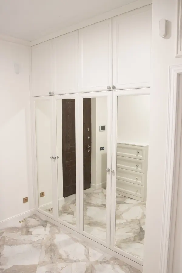 Прихожая в современной классике