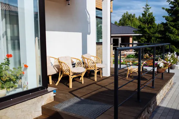 Белый коттедж в поселке Киссолово