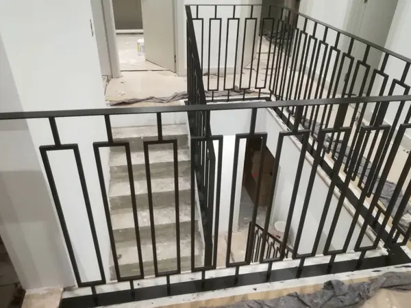Ограждение лестничного пролёта в доме