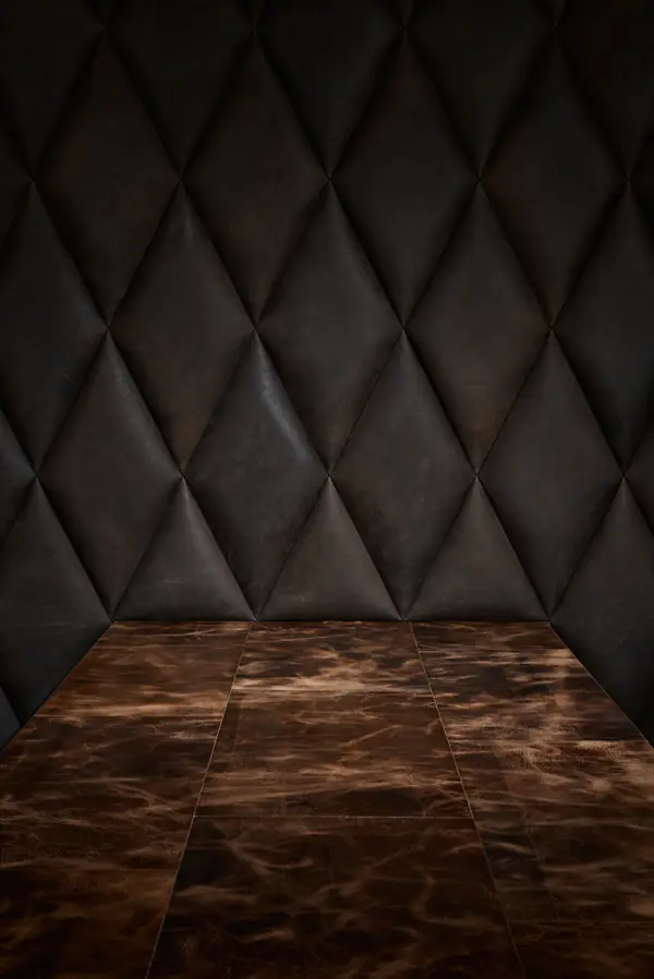 Мягкие настенные панели и стол в кожаной плитке Alphenberg