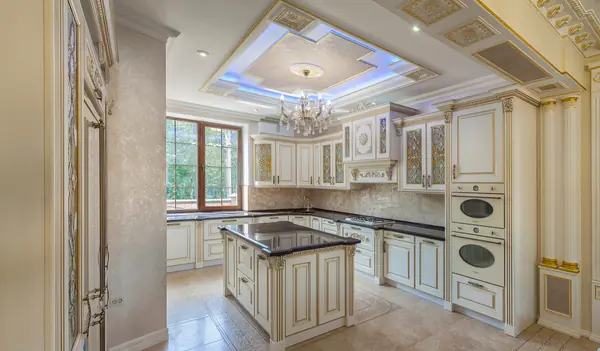 Царский интерьер просторного особняка