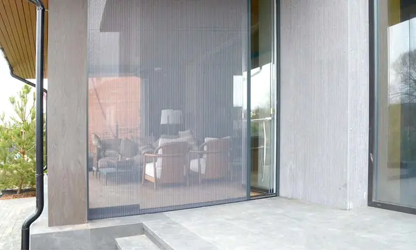 Безрамное остекление с выдвижной москитной сеткой-плиссе