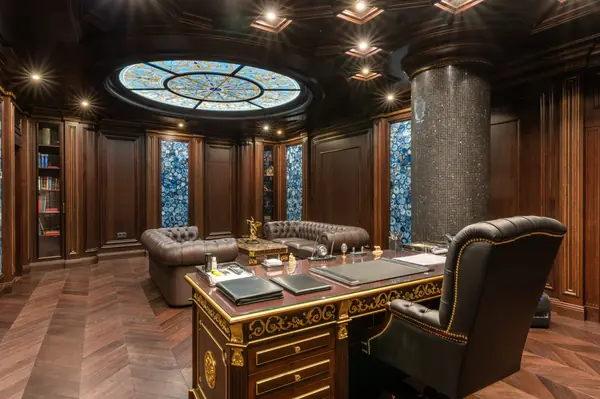 Домашний кабинет в темном дереве