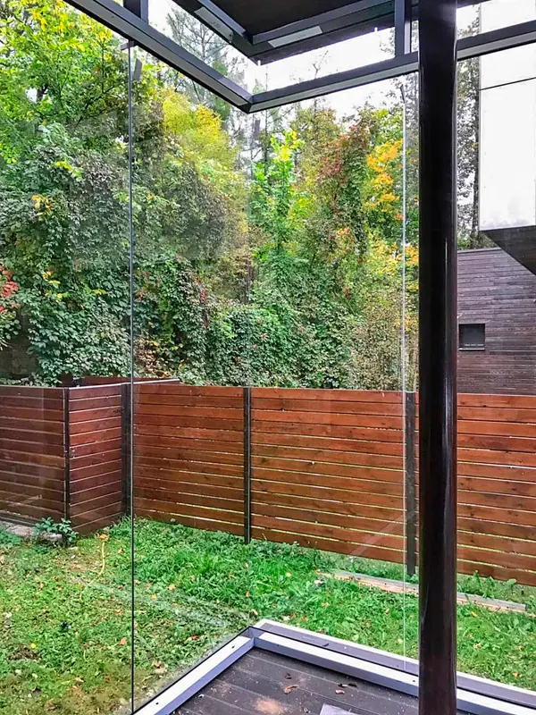 Безрамное остекление веранды и стеклянное ограждение на крыше.