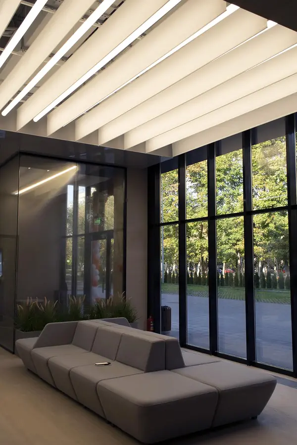 Ламельный потолок ресепшн фитнес-клуба