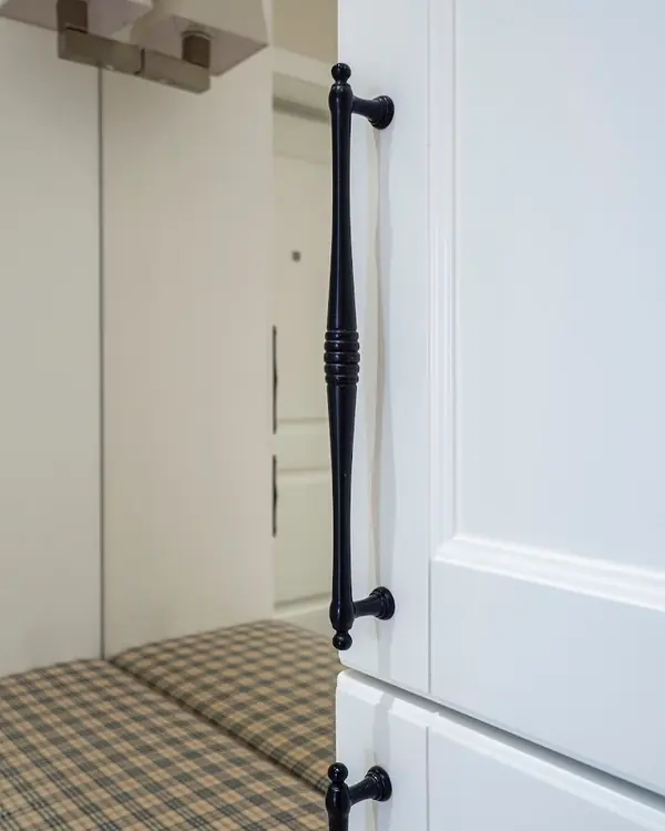 Белая прихожая в стиле неоклассика.