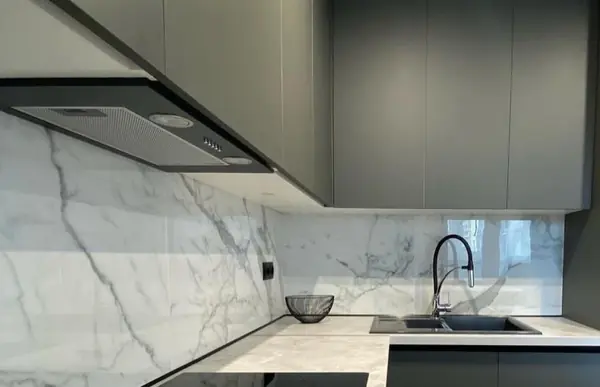 Кухня с островом-барной стойкой