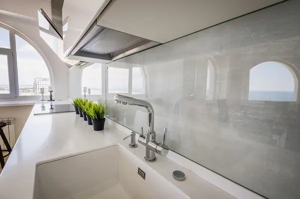 Монохромная кухня