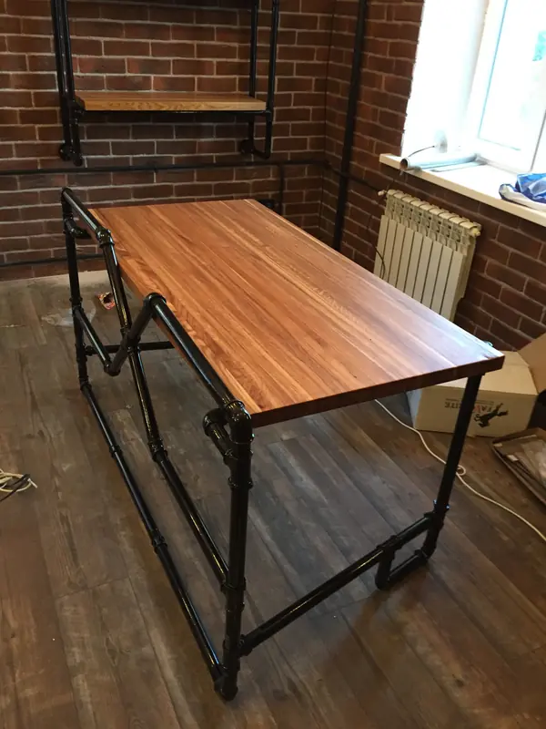 Стол рабочий, журнальный, полки из труб