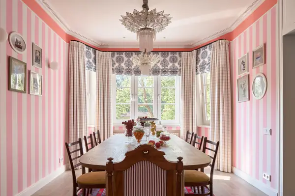 Столовая и кухня в розовую полоску