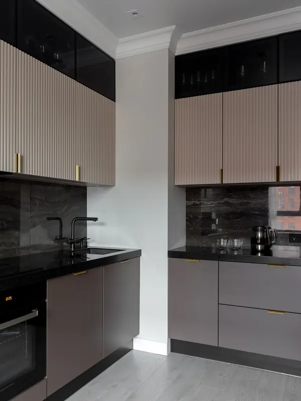 Контрастные фасады с латунными ручками