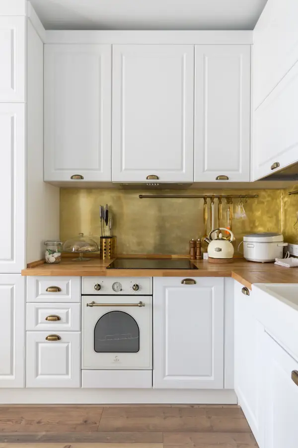 Кухня с латунным фартуком