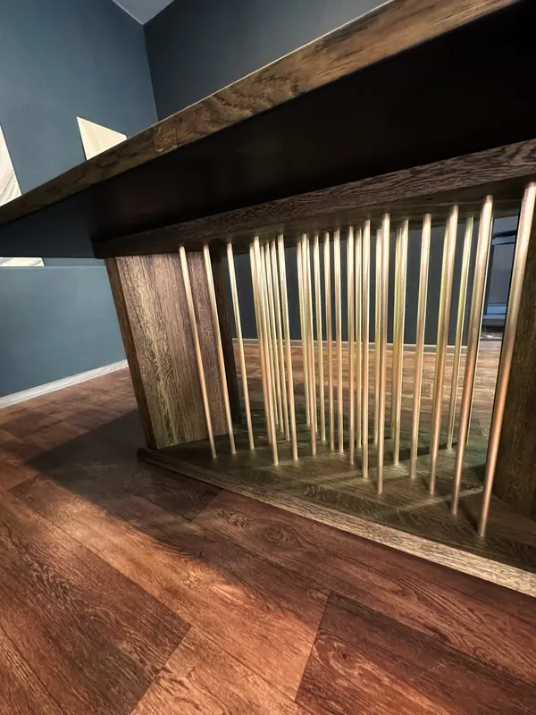 Стол из массива дуба с латунью в подстолье