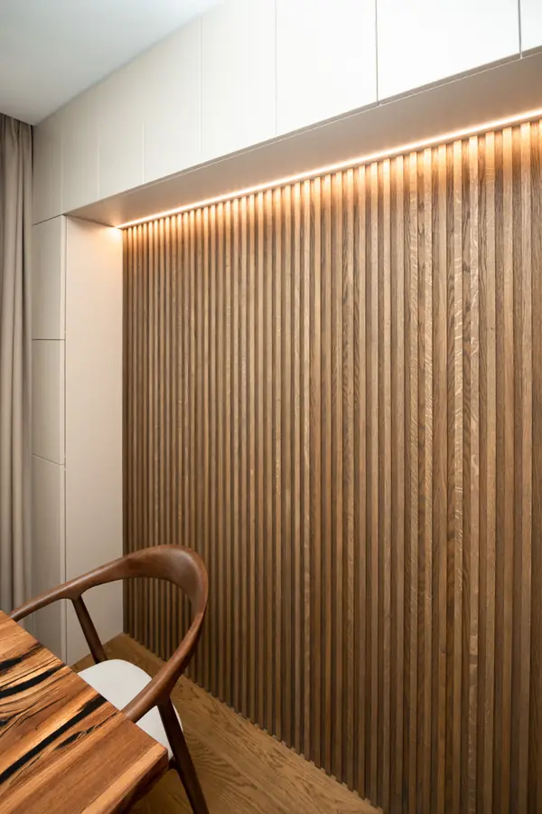 Современная кухня-гостиная с необычной барной стойкой и ТВ-зоной