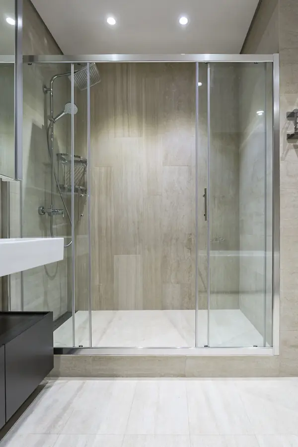 Современный проект с 2 спальнями в серых тонах.