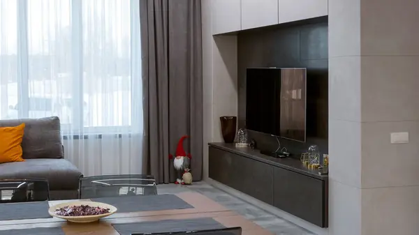 Кухня-гостиная из керамики, текстуры камень, цемент, металл