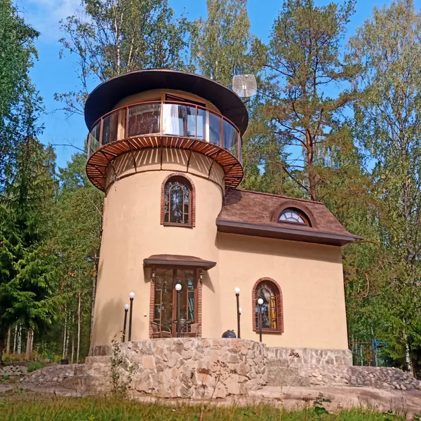 Дом с башней в сказочном стиле в Карелии