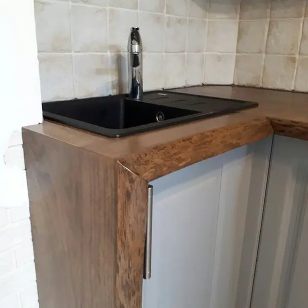 Столешница из кавказского ореха на кухне