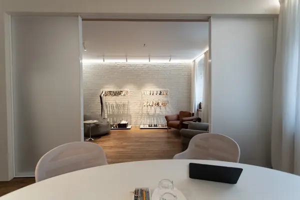 Межкомнатная раздвижная перегородка R1200 raumplus в комнату