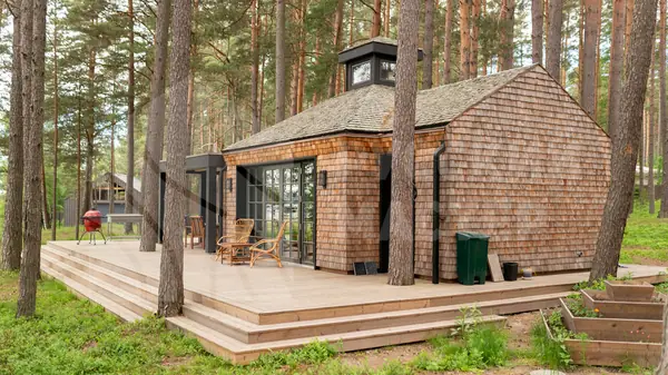 Современный дизайнерский дом с террасой и отделкой из дранки