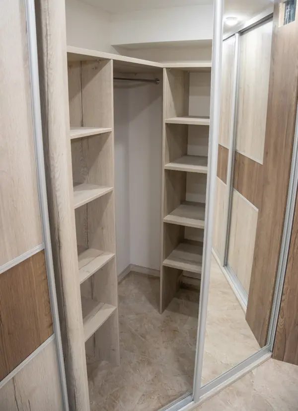 Гардеробная комната на цокольном этаже