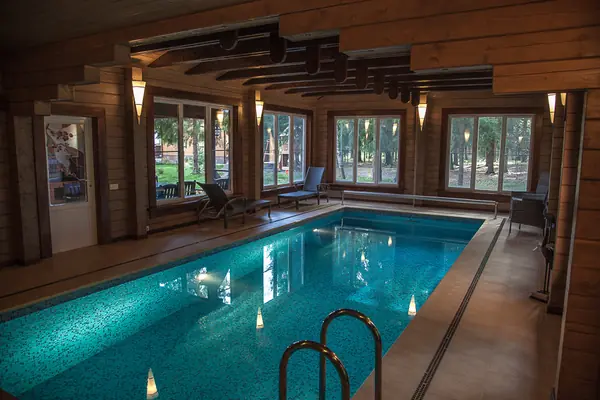 Бассейн в деревянном доме