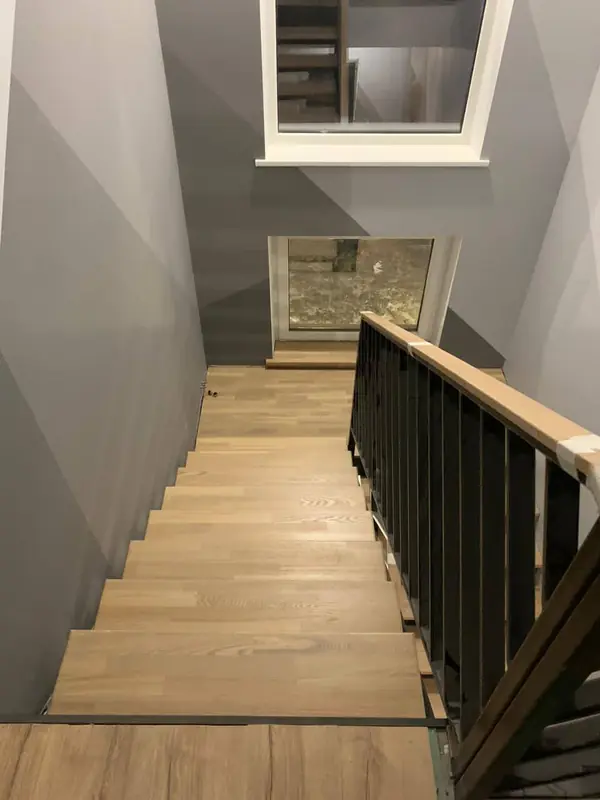 Комбинированная лестница на металлическом каркасе