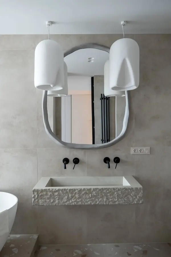 Светлая уютная ванная