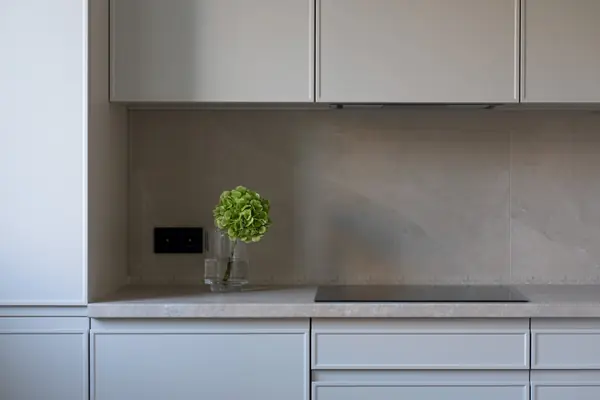 Монохромная кухня до потолка с интересными решениями