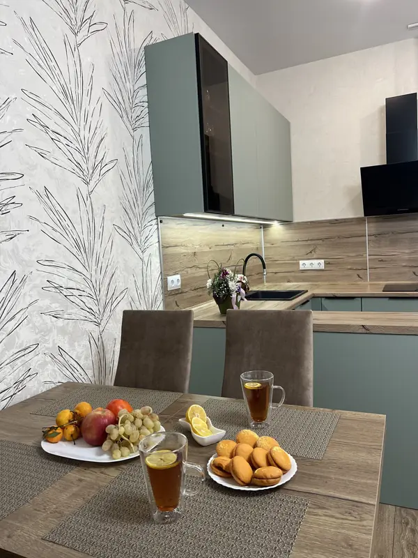 Современная кухня на заказ в нежно-зеленом оттенке