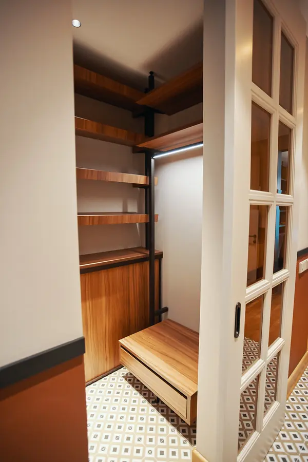 raumplus в интерьере квартиры на Минской, гардеробная UNO коридор