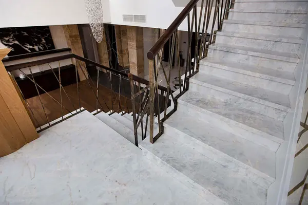 Лестница из мрамора