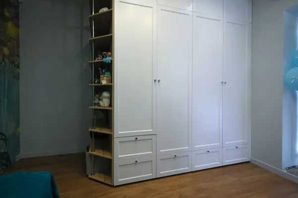 Коттедж в Чукреевке с природными фресками и рейками с подсветкой