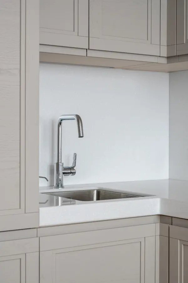 Кухня из массива с интегрированной ручкой