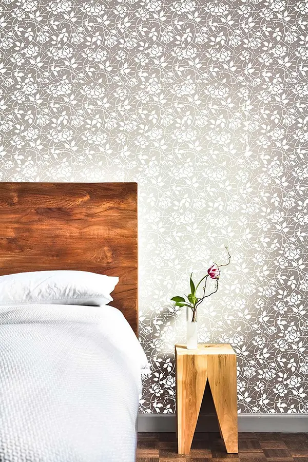 Стена в спальне.