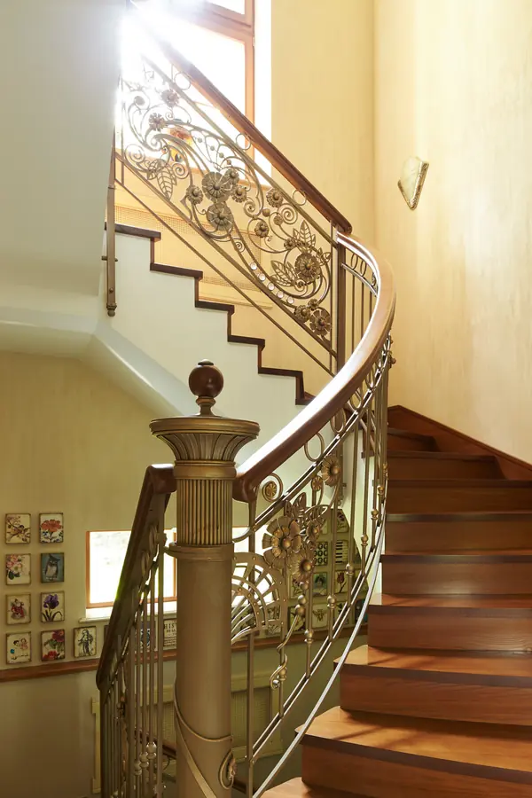 Лестница с кованым ограждением