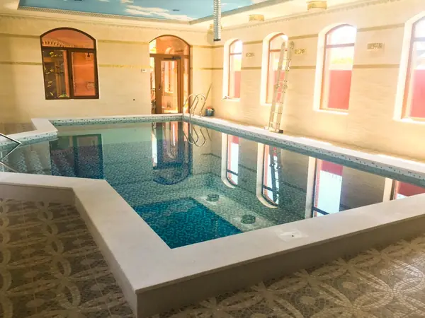 Отделка борта бассейна мрамором Venezia Delicata