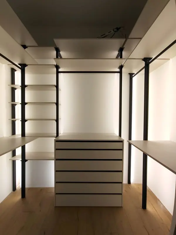 Гардеробная профильная в белом цвете.