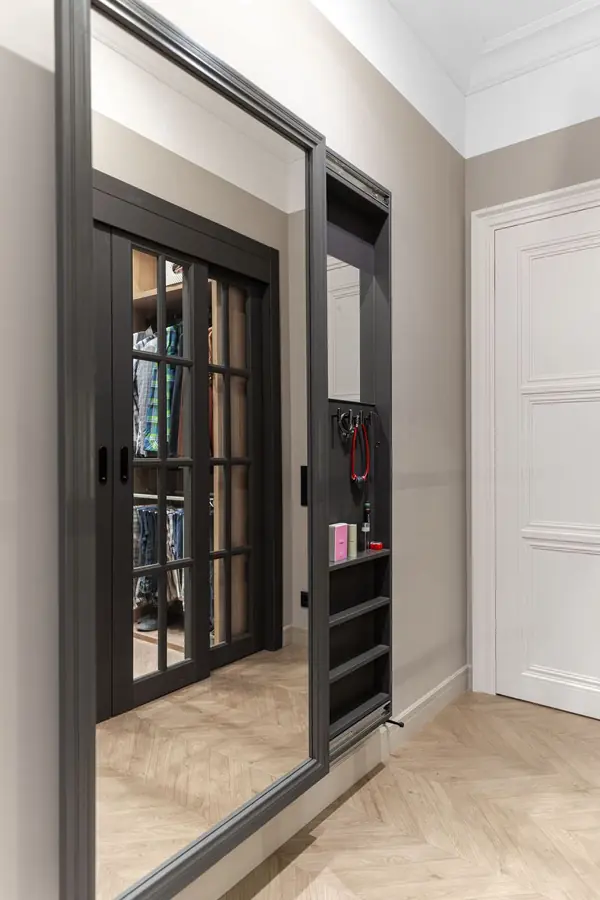 Воздушное зеркало с закрытым местом хранения